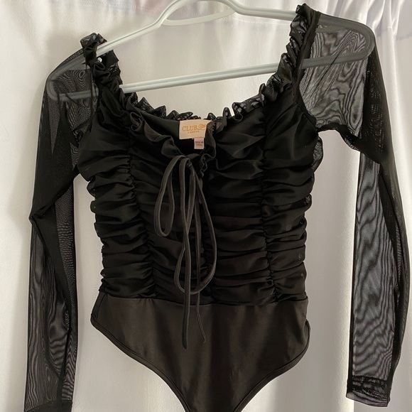 Club L London ruched off shoulder body in black - Picture 3 of 4